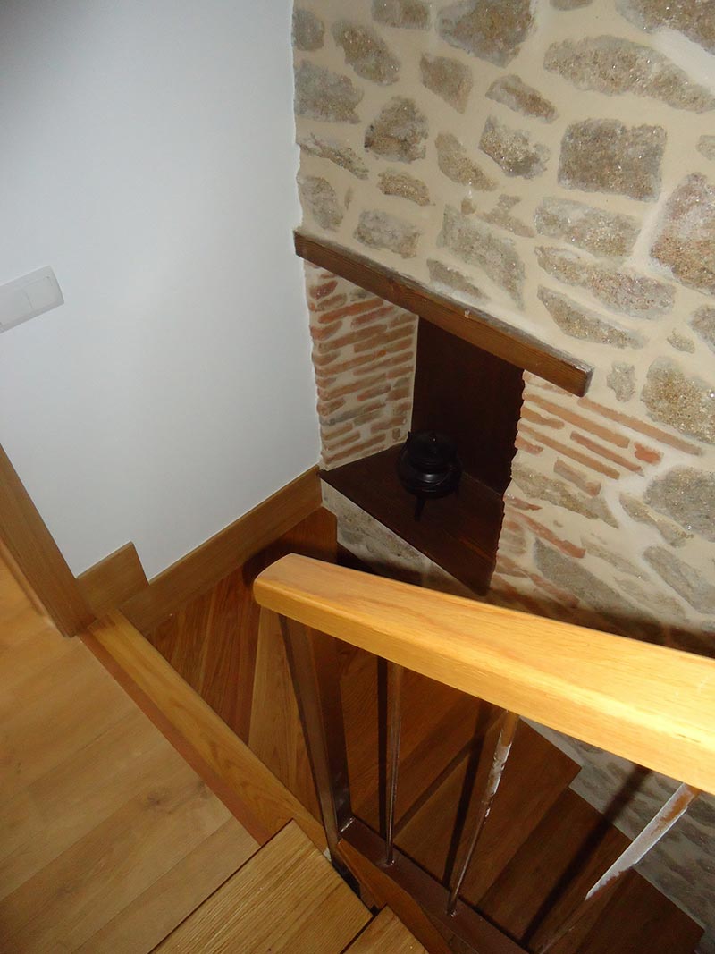 Escalera peldaños de madera